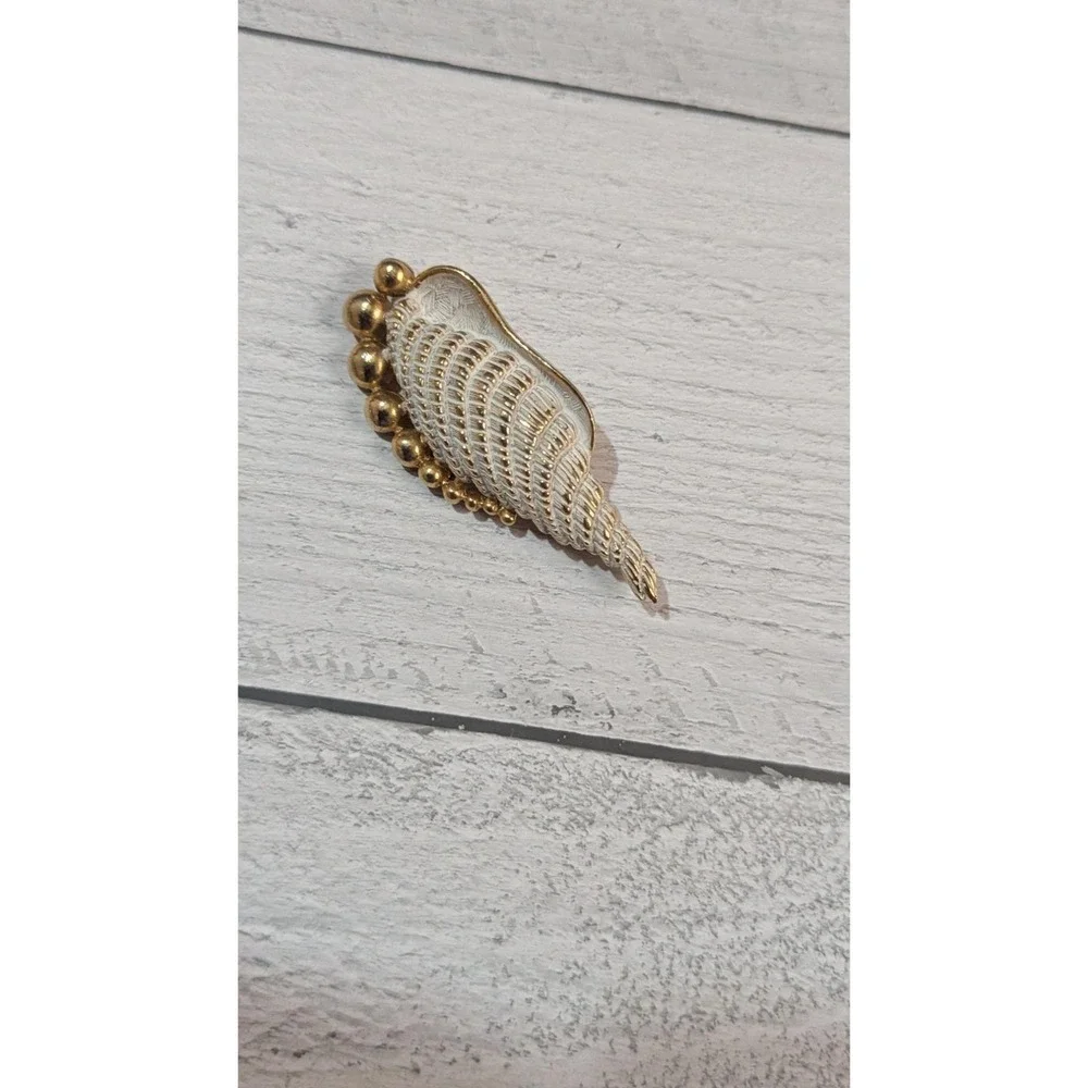 Vintage Trifari Gold Tone White Enamel Seashell Brooch Nautical Pin 2 Inch‎